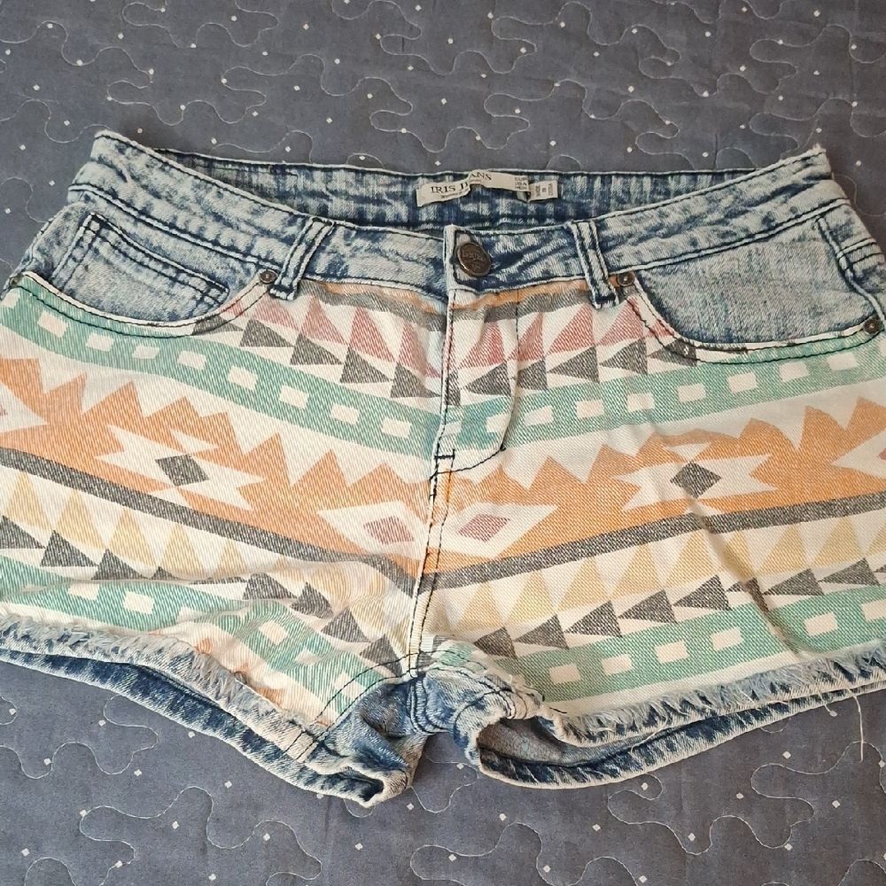 Iris Jeans Trendy Aztec Print Denim Shorts size 9